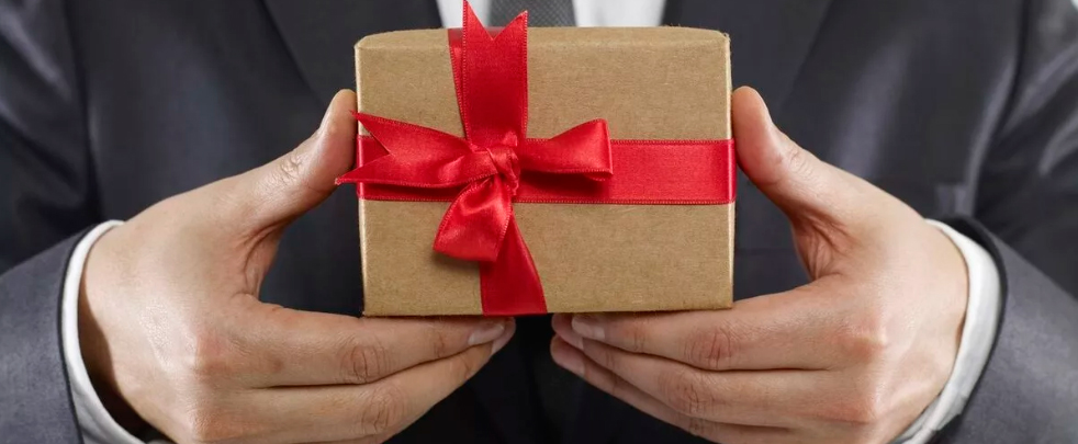 Как оригинально подарить подарок мужчине?