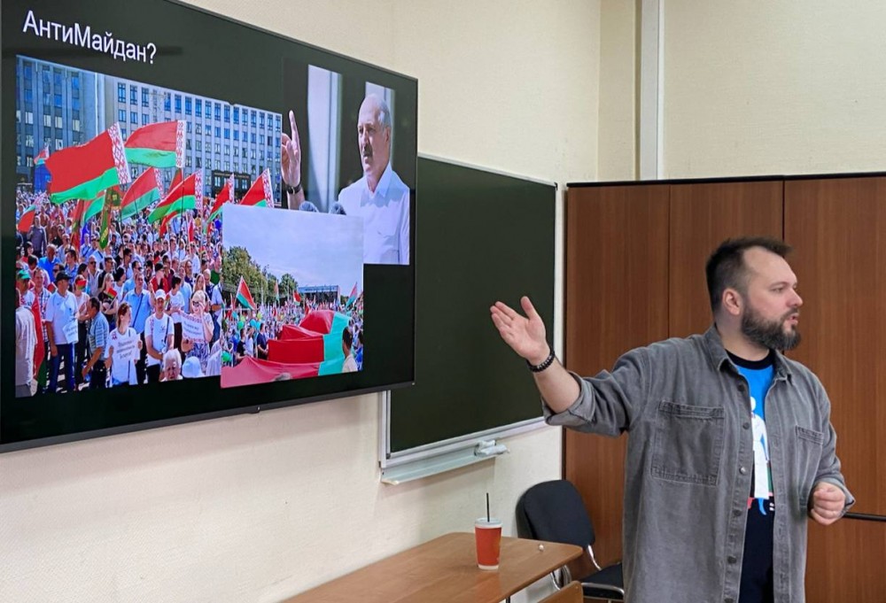 Спецкор RT Константин Придыбайло поделился опытом экстремальной журналистики с молодыми политологами